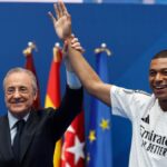 El presidente del Real Madrid, Florentino Pérez, y el nuevo jugador del club, Kylian Mbappé