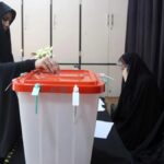 Una mujer iraní deposita su voto en un colegio electoral durante las elecciones presidenciales en Varamin, Irán.