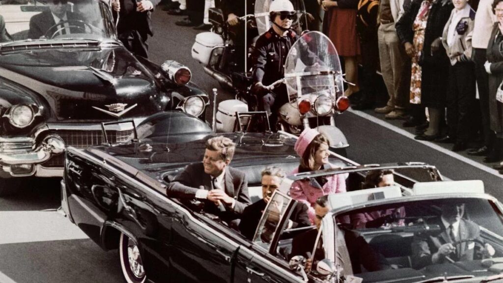 John F. Kennedy instantes antes de ser asesinado.