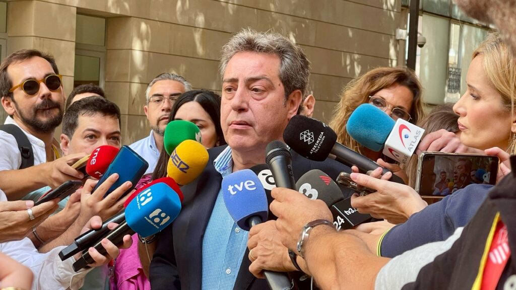 Llanos Massó (Vox) se mantiene como presidenta de las Cortes Valencianas y culpa a Feijóo de la ruptura