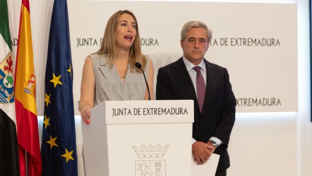 La presidenta de la Junta de Extremadura, María Guardiola, y el consejero Ignacio Higuero