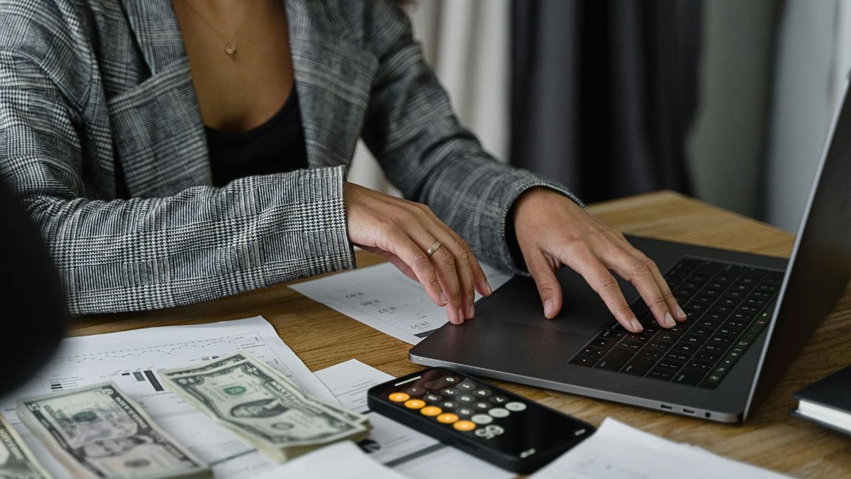 Imagen de una mujer haciendo cuentas