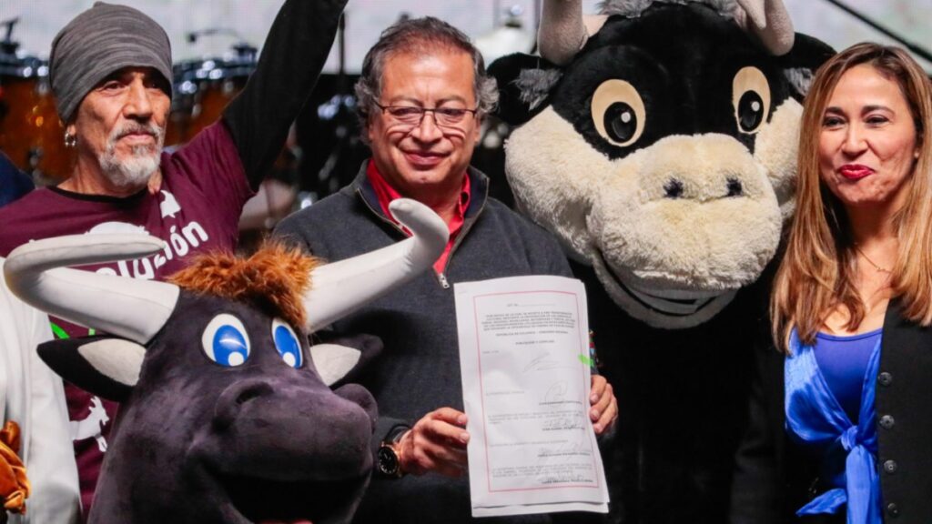 Petro prohíbe los toros en Colombia y da de paso un 'rejonazo' a España