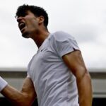 Carlos Alcaraz arranca la defensa del título de Wimbledon sufriendo contra un tenaz y atrevido inexperto Mark Lajal