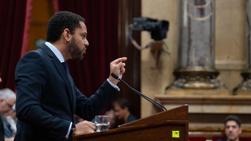 El TC admite el recurso de amparo de Vox contra el voto delegado de Puigdemont y Puig en el Parlament