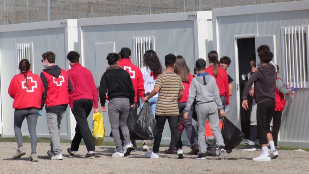 Un grupo de menores extranjeros, acompañados por voluntarios de la Cruz Roja