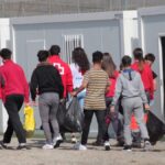 Un grupo de menores extranjeros, acompañados por voluntarios de la Cruz Roja