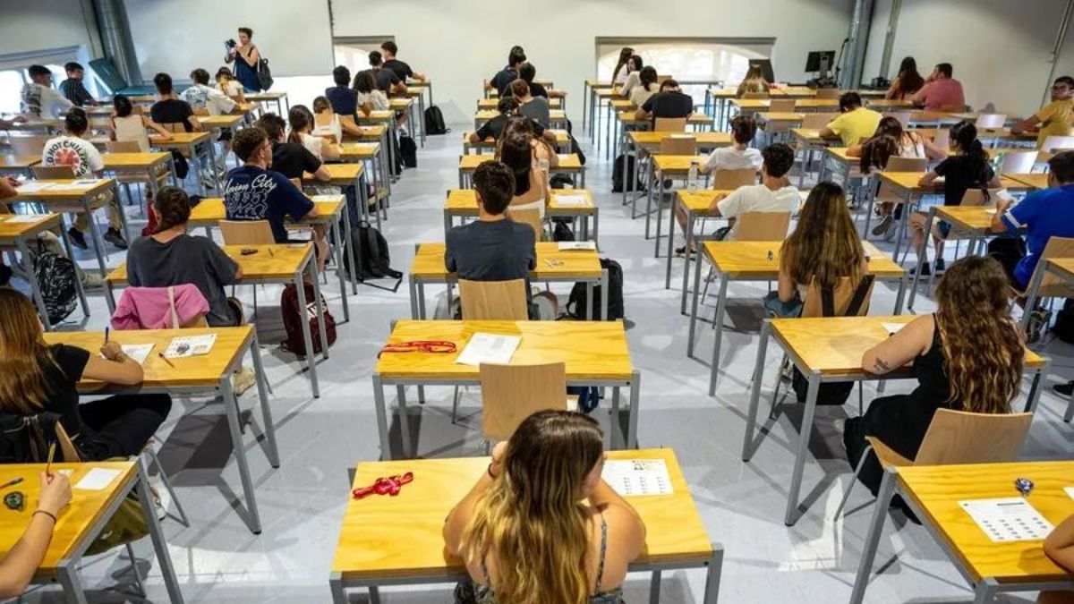 Imagen de estudiantes universitarios enfrentando un examen