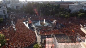 La Plaza de Cibeles, abarrotada, espera a España