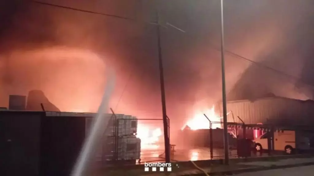 Estabilizado un incendio declarado durante la madrugada en el polígono industrial de Polinyà (Barcelona)