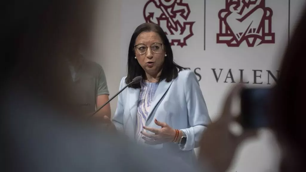 La presidenta de las Cortes Valencianas advierte a Mazón de que es presidente 