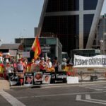 Varias personas protestan contra Pedro Sánchez en las inmediaciones de los Juzgados de Plaza de Castilla de Madrid