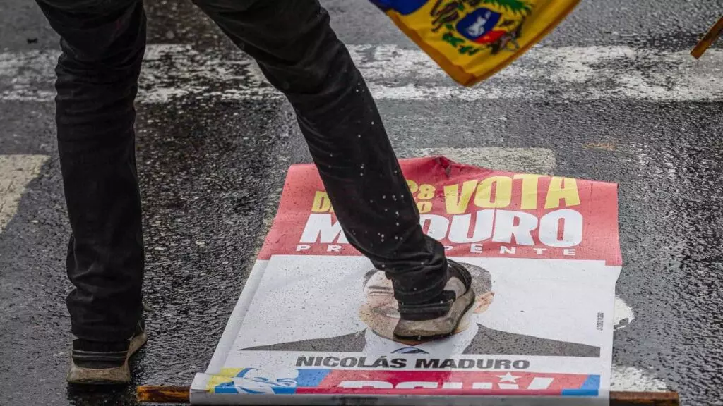 Las actas acreditan una aplastante victoria de la oposición venezolana con el 73% de los votos en medio de un clima de contienda civil