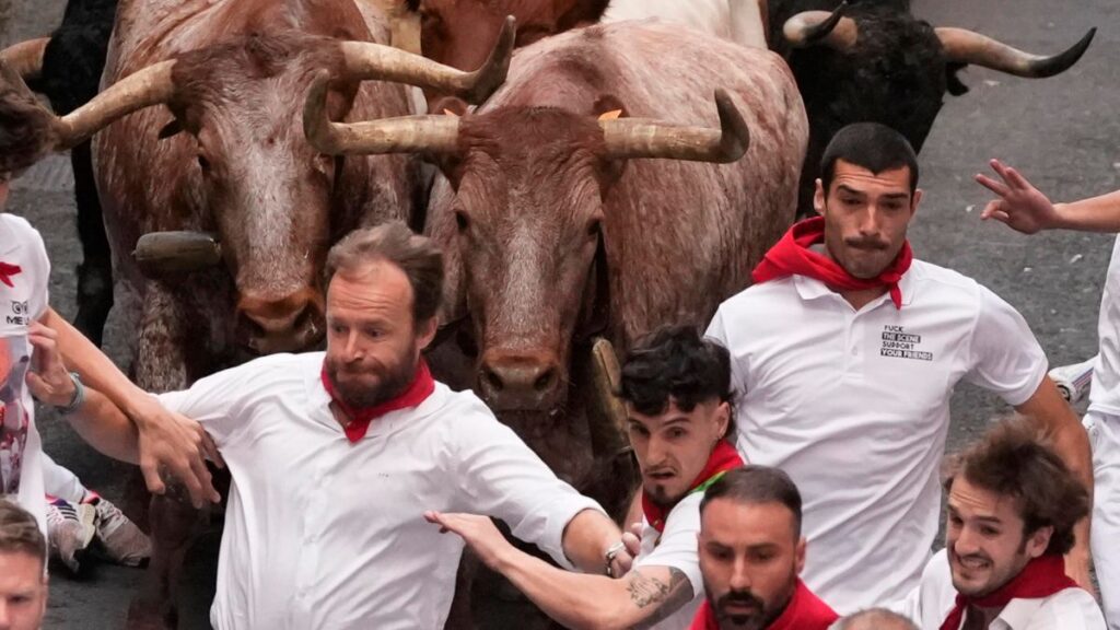 Sanfermines 2024 | Los toros de Jandilla protagonizan un sexto encierro rápido que deja un herido por asta