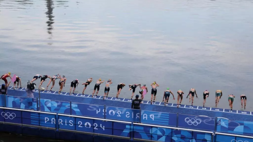 Una triatleta es ingresada en el hospital tras nada en el Sena con motivo de los Juegos Olímpicos