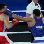 El boxeador español Ayoub Ghadfa golpea en la final de los Juegos Olímpicos al uzbeko Bahodir Jalolov.