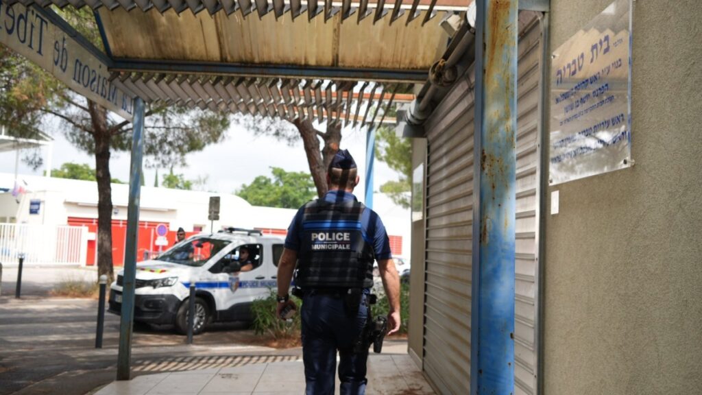 Agentes de la Policía francesa, tras el ataque terrorista al sur de Francia