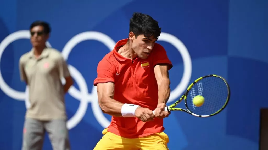 Alcaraz no consigue batir al experimentado Djokovic y se queda con la plata (7-6, 7-6)