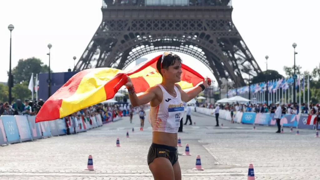 La española María Pérez celebra la plata en la prueba de los 20km marcha femeninos de los Juegos Olímpicos de París 2024.