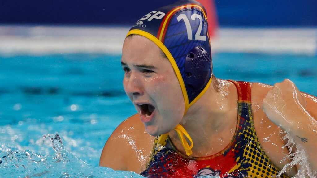 La waterpolista española Paula Leiton celebra un tanto ante Australia durante el partido por el oro de waterpolo femenino.