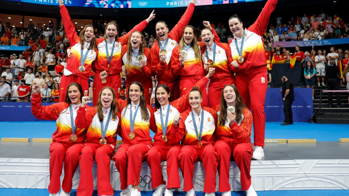 Las waterpolistas españolas posan con la medalla de oro en el podio de los Juegos Olímpicos de París 2024.