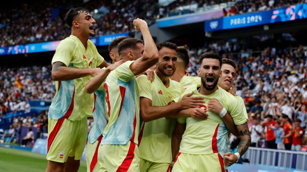 España 3 - 1 Francia: un doblete de Fermín y un gol de falta directa de Baena remontan la final en París