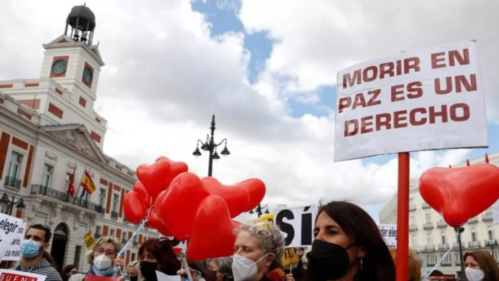 Miembros de la asociación Derecho en Morir Dignamente se concentran en la Puerta del Sol en una foto de archivo