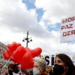 Miembros de la asociación Derecho en Morir Dignamente se concentran en la Puerta del Sol en una foto de archivo