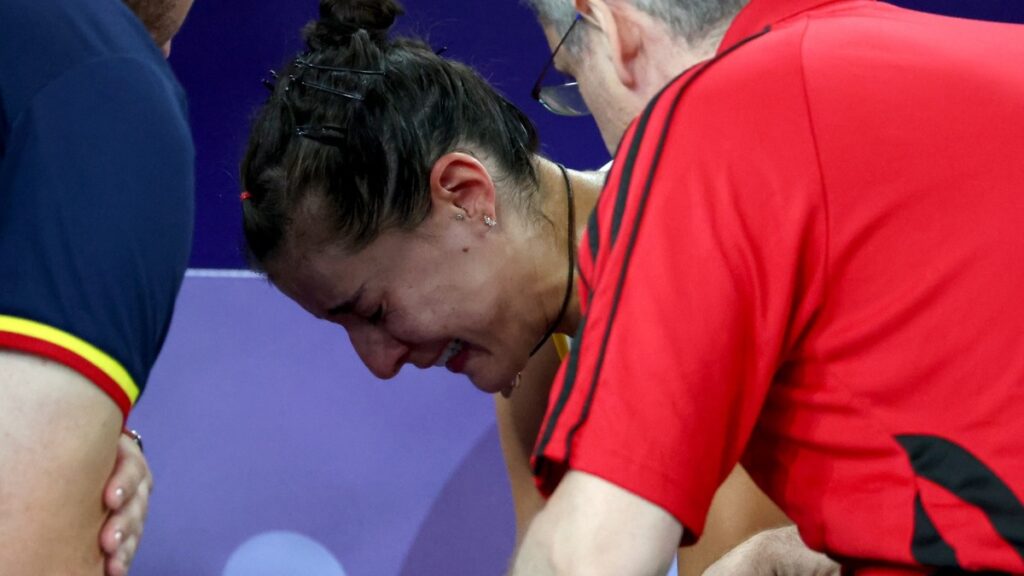 La deportistas Carolina Marín en el momento de su retirada.