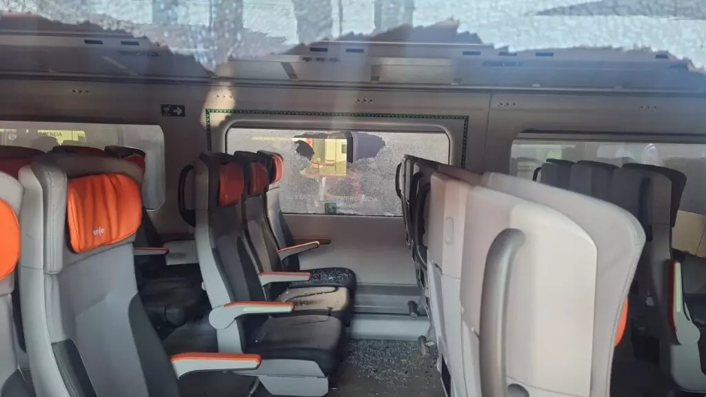 Sin aire acondicionado a 40 grados: viajeros del AVLO Madrid-Levante rompen las ventanas del vagón por una incidencia