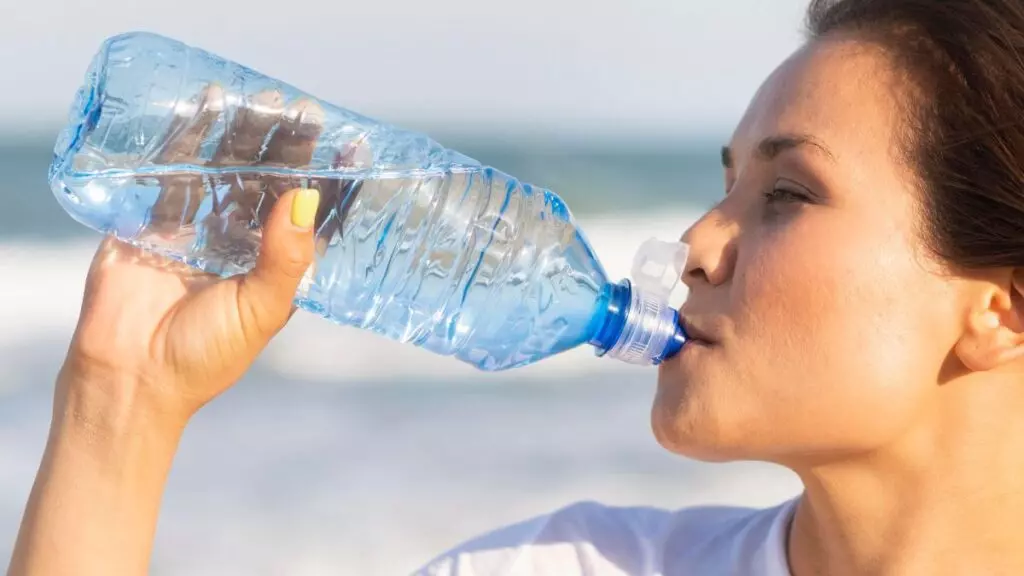 Estos son los peligros de reutilizar las botellas de plástico