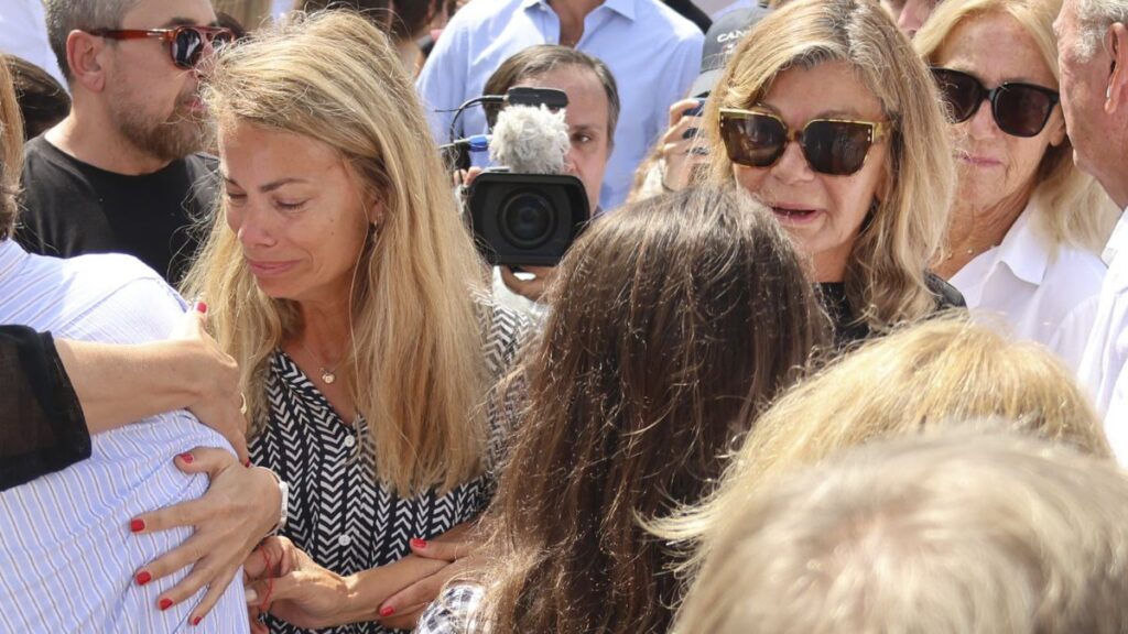 Cari Lapique y Carla Goyanes, que rompe a llorar en el funeral