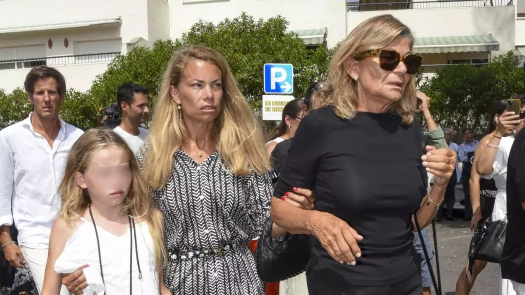 Carla Goyanes, con su hija y su madre, Cari Lapique en el funeral de Caritina Goyanes