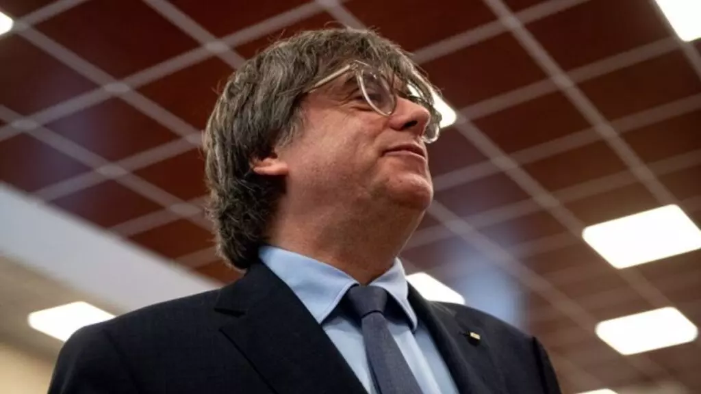 Puigdemont juega su última carta con un 'show' para socavar a Illa sin aclarar el futuro de Sánchez