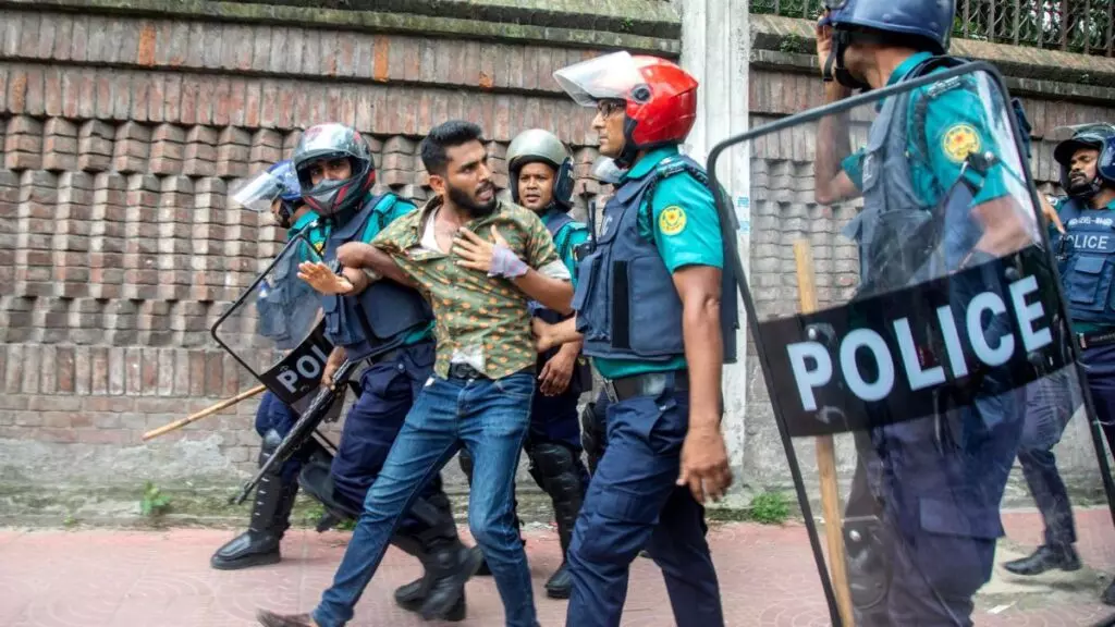 Un manifestante detenido durante las protestas en Bangladesh.