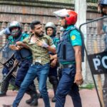 Un manifestante detenido durante las protestas en Bangladesh.