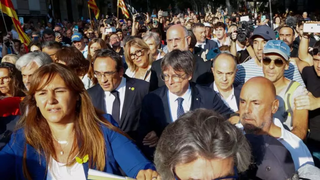 El delincuente cómico Carles Puigdemont raparece y desaparece en Barcelona con 'permiso' de Pedro Sánchez