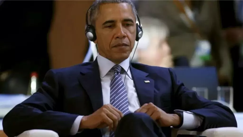 Barack Obama con unos cascos.