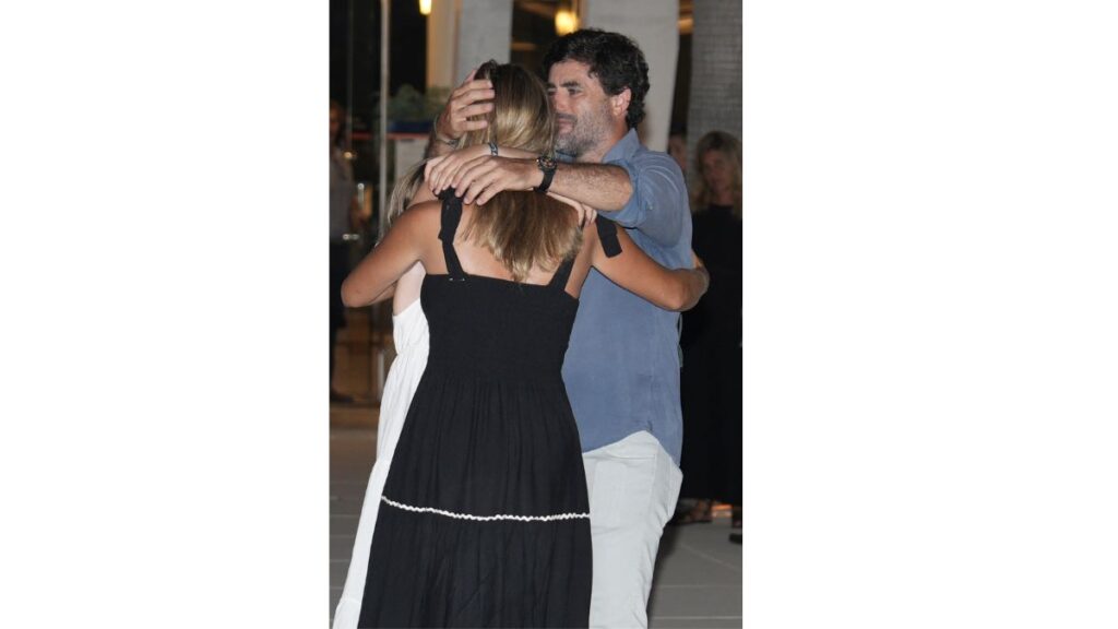 El desgarrador abrazo de Carla Goyanes y Antonio Matos, marido de Caritina