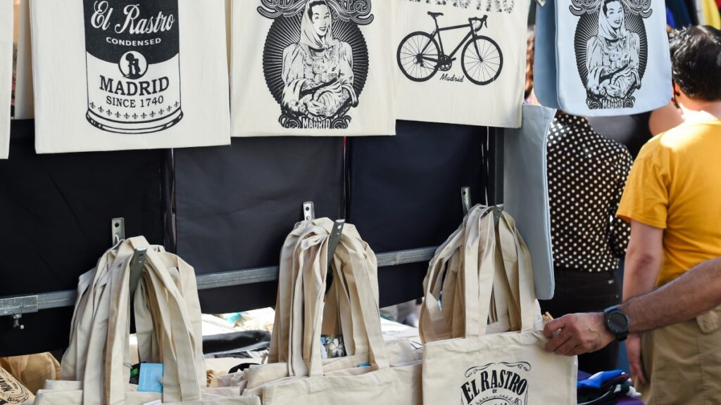 Bolsas en un mercadillo de segunda mano.