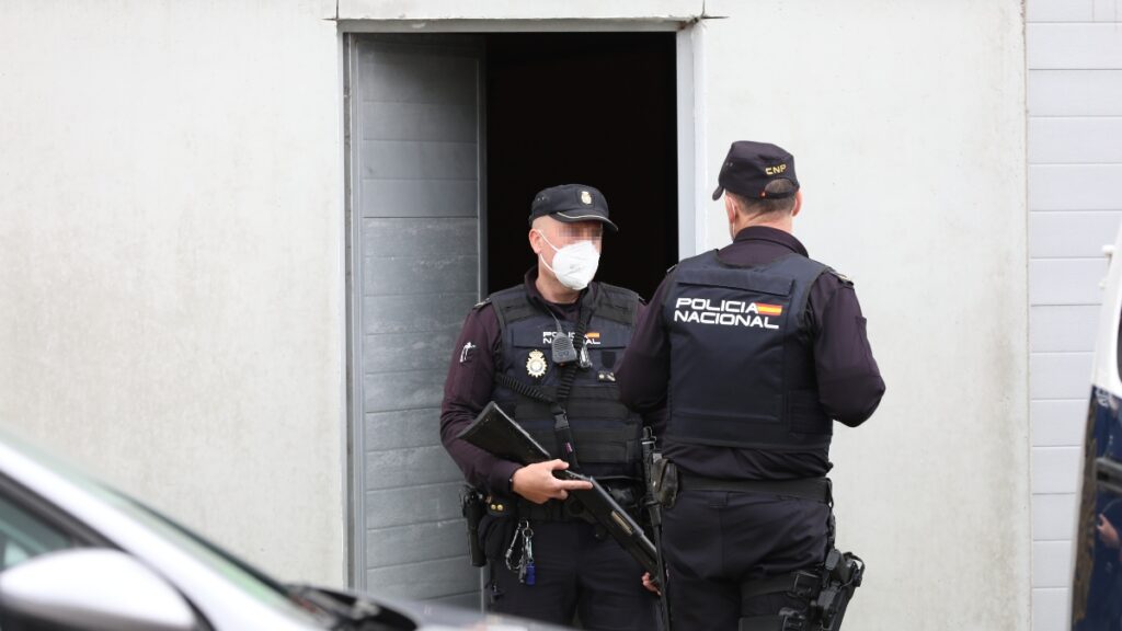 Imagen de archivo de dos agentes de la Policía Nacional portando una mascarilla sanitaria