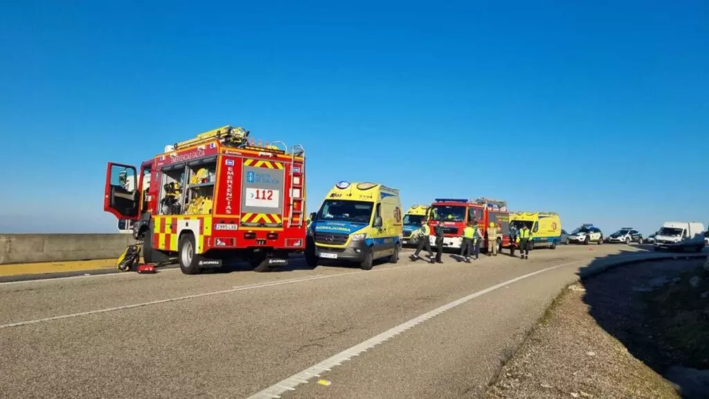 Imagen de archivo de varias ambulancias y camiones de bomberos