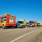 Imagen de archivo de varias ambulancias y camiones de bomberos