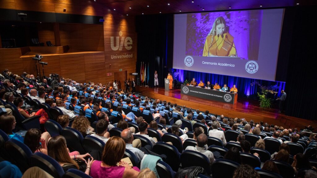 Primera graduación (2023) de la inexperimentada Universidad Intercontinental de la Empresa UIE.