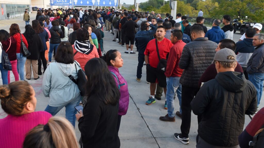 Cientos de personas nacidas en el extranjero, con o sin DNI, hacen cola en Madrid.