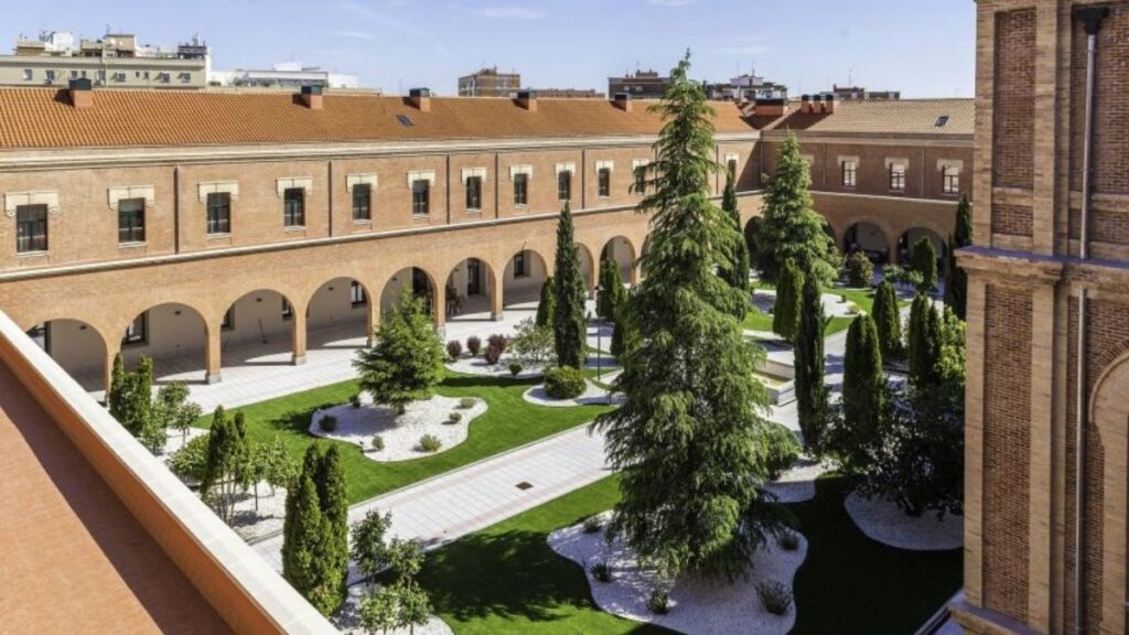 Residencia Universitaria Duque de Ahumada (Madrid).