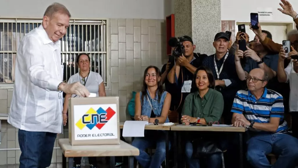 El candidato opositor Edmundo González depositando su voto.