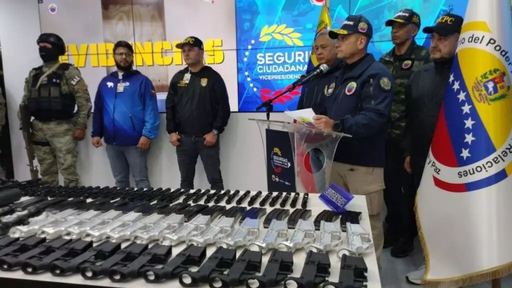 El Ministerio de Interior de Venezuela incauta 156 armas de guerra y 6.000 municiones