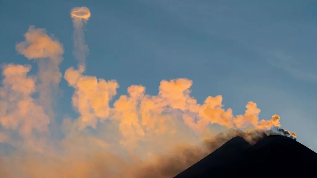 El volcán Etna vuelve a entrar en erupción y provoca una reducción de vuelos en el aeropuerto de Catania