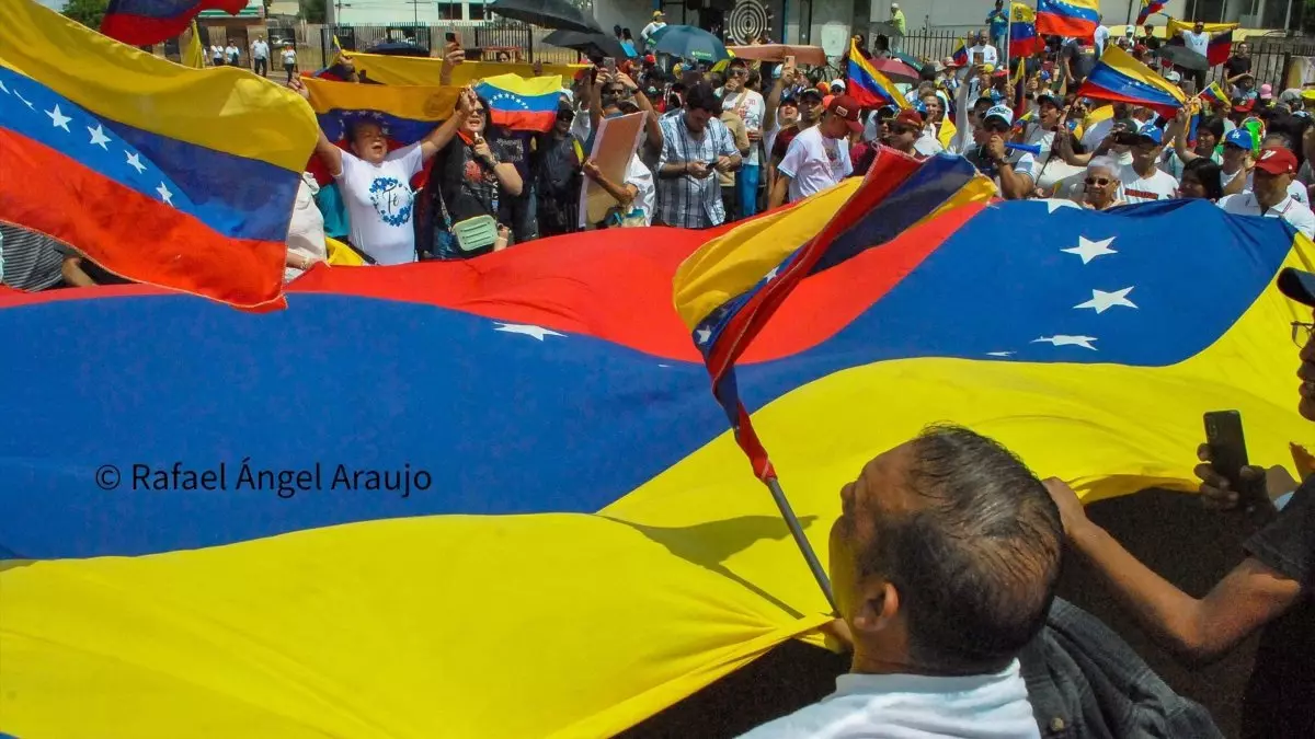 Una "gran caravana de motorizados" se moviliza en apoyo a una concentración chavista por la "victoria" de Maduro